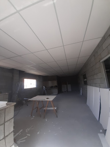 Forro de isopor com placas decorativas brancas