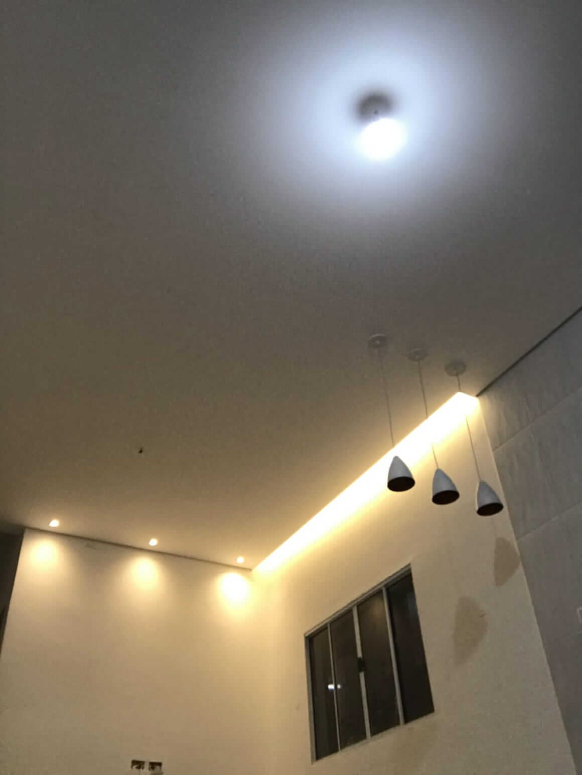 Teto rebaixado com forro de Drywall e iluminação moderna